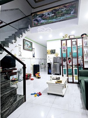 bán gấp nhà trệt lầu 5x 18m, ngay làng đại học quốc gia sân ô tô 7 chỗ, đường thông 4 m xe hơi