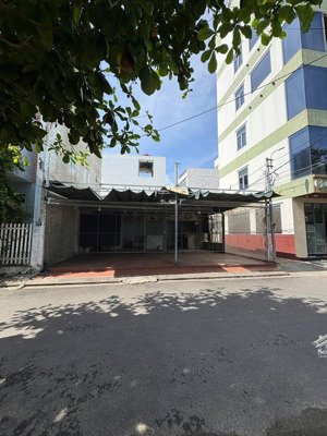 xác định bán đất tặng nhà_đường lê thước cách biển 100m_nhà sửa kd villa tốt