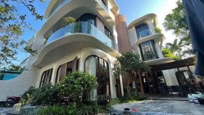 hàng hiếm giá hơn 100 tỷ có căn biệt thự 2 mặt tiền phú mỹ hưng. nhà mới đẹp