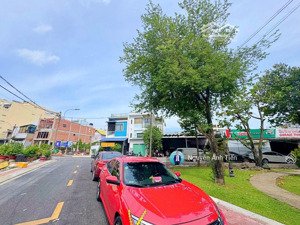 đất mt ngang 13m - đối diện công viên - cách phạm văn đồng 50m. đường thông, trải nhựa 6m.