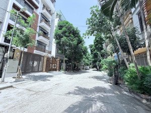 cho thuê nhà hoàng quốc việt dt 95m, 4 tầng, mt 5 m, chia 2p/ tầng, thang bộ, giữa, full điều hòa