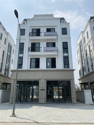 cần bán căn biệt thự d2 đối diện chung cư cao cấp - hoàn thiện có thang máy 6 tầng