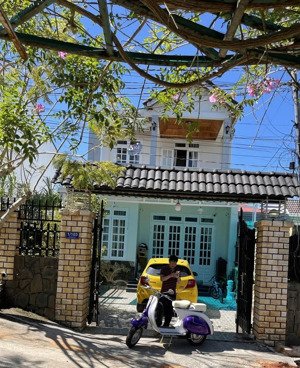 bán villa sân vườn đẹp nguyễn hữu cảnh, phường lâm viên, đà lạt 184m /giá : 8,6 tỷ