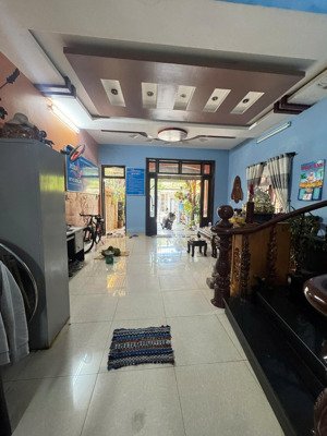 bán nhà 3 tầng lê văn thứ ngay chợ mân thái cách biển 500m. ngang 7m. giá 10.5 tỷ sập hầm