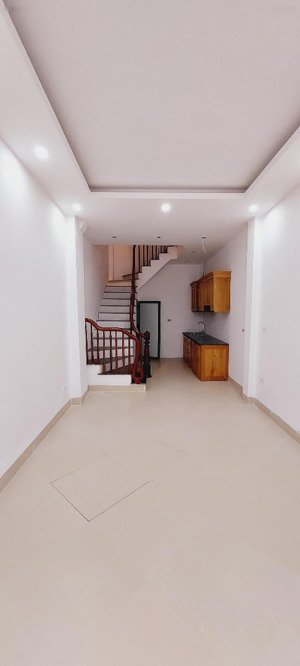 bán gấp nhà quang trung hà đông đường rộng ô tô đỗ cổng gần phố 33m2 x5t chỉ 5.6 tỷ.
