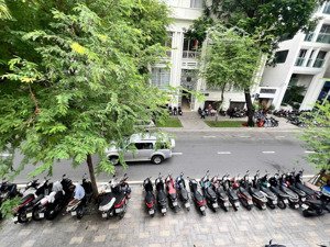 mặt tiền nam kỳ khởi nghĩa , ngay sát góc nguyễn công trứ phường nguyễn thái bình quận 1