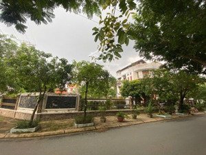 cho thuê biệt thự 400m2 kdc tấn trường - đường số 7 có hồ bơi 100tr/1tháng