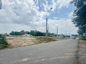 mặt tiền kinh doanh ngay cổng khu dân cư 15 long đức 5x30m có 80m thổ giá 2.5 tỷ trọn sổ bán nhanh