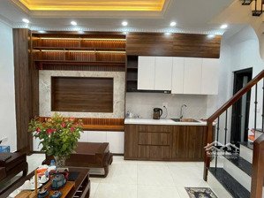 một ngôi nhà xây dựng bốn tầng nằm tại vị trí tây hồ ngõ thông rộng ở cực thích