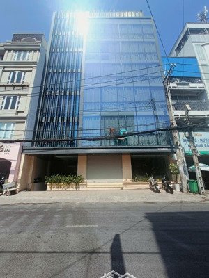 cho thuê tòa nhà văn phòng ốp kính 12m x 20m hầm trệt 6 lầu trống suốt