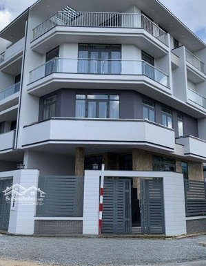 cho thuê góc 2 mặt tiền đường sư vạn hạnh, phường 12, quận 10.