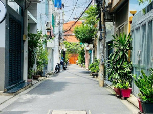 sốc! hẻm xe hơi huỳnh văn bánh 3 tầng sân thượng 13.5tỷ giảm mạnh còn 9,5 tỷ thương lượng!