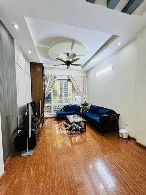 bán nhà riêng chính chủ tại đường hoàng quốc việt, cầu giấy. ngõ thông, ô tô, 2 thoáng, 38m2, 5t.