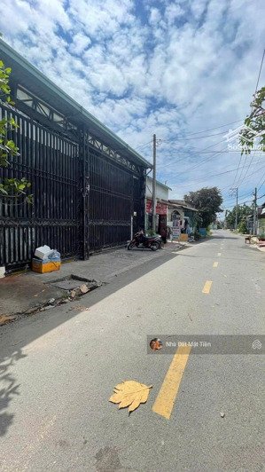 bán gấp nhà xưởng dt 200m2, đường 10m, gần chợ xuân thới thượng