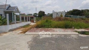 bán đất ngay thị trấn rạch kiến , cần đước, long an. vị trí đẹp ngay trung tâm . 620tr, sổ riêng .