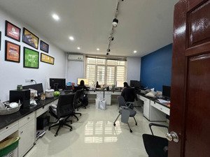 mặt phố hà cầu, hà đông, lô góc 2 mặt đường, 8 tầng siêu kd, dòng tiền 100tr, dt70m, giá 2x