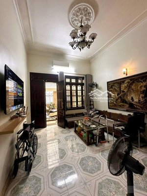 nhà hoàng như tiếp 89x3t, dân xây, ô tô đỗ cửa, gần mặt phố, 2 thoáng giá tốt 17.5 tỷ.