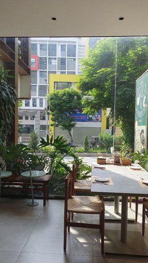 tòa nhà mặt phố lạc long quân - 8 tầng thang máy - mặt tiền khủng
9.5m - vỉa hè đá bóng - giá 80 tỷ