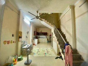 cho thuê nhà riêng ngõ 184 hoa bằng, 36m2 xây 3 tầng, 1 tum, đồ cơ bản, giá 11tr/th, vào ở ngay