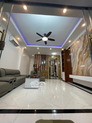 hiếm! thang máy cầu giấy 40m2, hơn 9 tỷ nhà 6 tầng, 4.6m mặt tiền - ngõ kinh doanh - sổ đổ vuông .