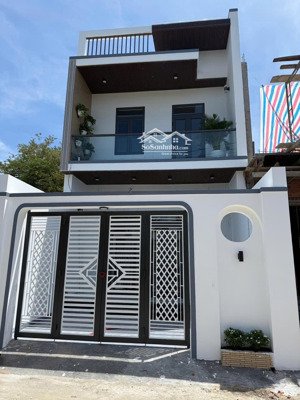 bán nhà mới xây xã diên lạc
dt:68m2 ngang 5m hướng tây nam
3pn 2wc đường oto tận đất.