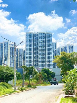 mua nhà 105m2 được tặng 1 lô đất để trồng rau/ ngay vinhomes grand park đ.phước thiện/ giá hơn 5 tỷ