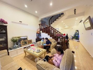 có 102! phân lô nguyên hồng 60m2, mặt tiền 4.5m, ô tô tránh, 2 thoáng, ở ngay. giá 21 tỷ