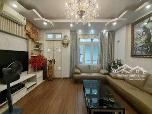nhà phân lô hoàng cầu , đường 8m kd đỉnh, dt 55m2, mặt tiền 5,5 m, 5 tầng tặng full nội thất