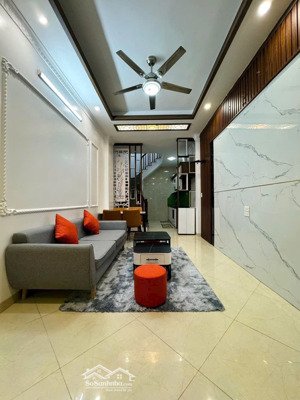 chính chủ nhờ bán nhà 30 m2 xây 5 tầng đối diện aeon long biên