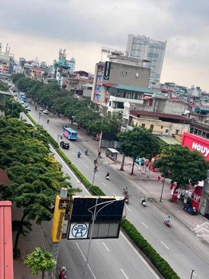 mặt phố phường gia thụy vỉa hè đá bóng đường 40m 8 tầng thang máy doanh thu 800 triệu/năm