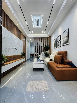 bán nhà phố duy tân, cầu giấy, dt 45m2, 5 tầng mới, đầy đủ nội thất, ở ngay siêu hiếm.