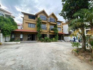 cho thuê biệt thự mặt hồ kđt tp giao lưu - sau bộ công an - 240m2 - mt 14m - alo 