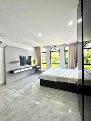 bán toà căn hộ 7 tầng đường chính hữu doanh thu 100tr/tháng full nội thất cao cấp gần biển