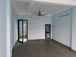 chính chủ cho thuê tầng 1 và tầng 2 làm văn phòng. gia đình 3 người ở tầng 3,4,5