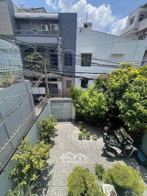 bán nhà chính chủ diện tích 157m2 mặt tiền ngang 6.5m nhà ở lâu năm sân rộng nhà rộng rãi