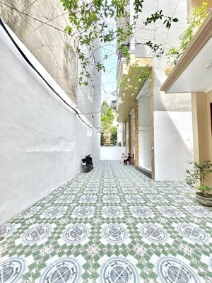 bán nhà đường khương đình. 6 tầng xây mới. thang máy. thông sàn.