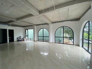 cho thuê toà nhà văn phòng mặt phố ngọc thuỵ, 105m2x 7 tầng thang máy, lô góc.