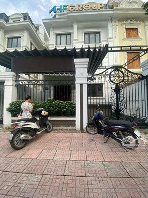 cho thuê biệt thự kđt nam cường cổ nhuế dt 220m2 xd 110m2 * 4 tầng 1 hầm. thang máy. giá 60tr/th