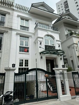 cần cho thuê biệt thự 131m2, 5 tầng có hầm, có thang máy, 6 phòng ngủ, 2 tầng thông sàn giá 79tr/th