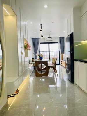 chính chủ cho thuê căn hộ 2pn +, 2wc, căn góc view cầu hoàng gia, giá 9 triệu/tháng full đồ