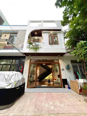 bán nhanh nhà 2 tầng mặt tiền, cách biển 300m, đủ công năng, hướng tây nam