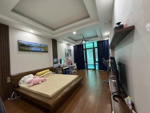 bán nhà mặt phố hoàng cầu đống đa - vuông - mặt tiền lớn - 187m2-57.9 tỷ