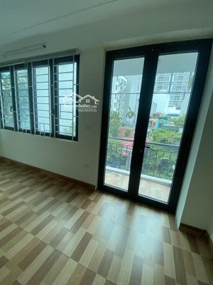 cho thuê nhà hoàng cầu, giá 25tr 75m x 5t mt 5m đồ cơ bản nhận nhà ngay