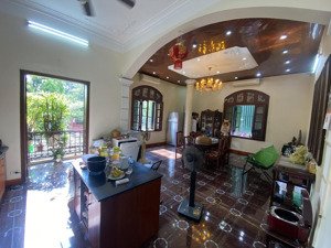 cho thuê cả nhà mặt phố lê duẩn - hà nội, tầng 1 30m2, tầng 2,3,4,5 80m2.