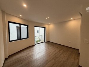 hiếm bán nhà thanh am 31m, 5 tầng nhà mới kính coong.