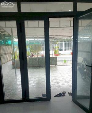 BÁN NHÀ CẤP 4 CÓ SÂN ĐẬU Ô TÔ KHU HOÀNG HẢO-THANH ĐỨC-VĨNH LONG