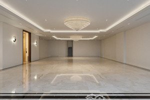 tòa văn phòng 200m2 xây mới 1 hầm nổi mặt tiền 7m mặt phố đang cồ việt đang cho thuê 300tr/tháng