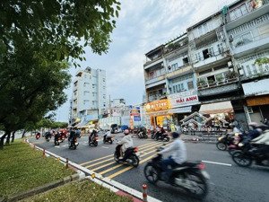 bán gấp nhà mặt tiền đại lộ võ văn kiệt, quận 5 - 5 tầng 101m2 (4 x 26) - 15 phòng cho thuê 40tr/th