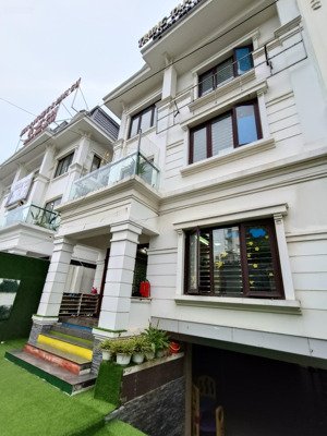 cho thuê nhà kđt nam cường, hoàng quốc việt dt 180m2, 4 tầng 1 hầm, mt 12m, thang máy, mới, 60tr/th