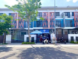 bán nhà 3 tầng view công viên hướng nam- kđt sun casa central
